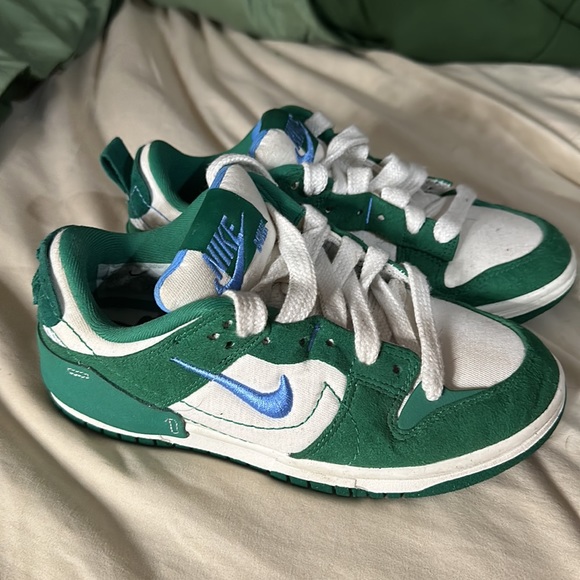 limited addition green nike dunks with blue detailing, size 5 in KIDS, worn once - Picture 3 of 5